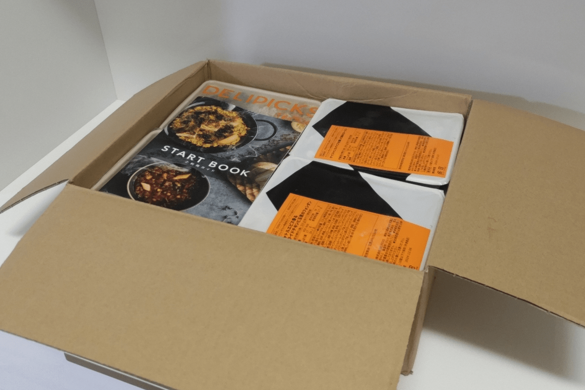 DELIPICKSサブスクリプションの商品を開封した様子