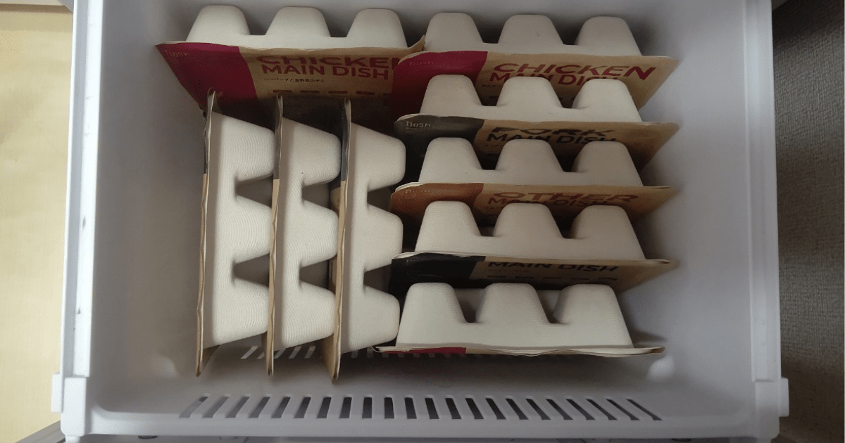 ナッシュの商品を冷凍庫に入れる様子