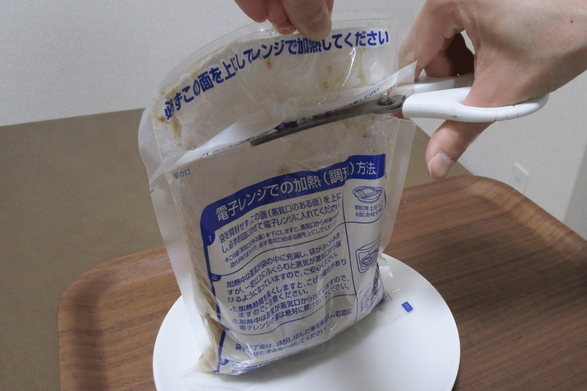 PFC Standardの商品を開封する様子