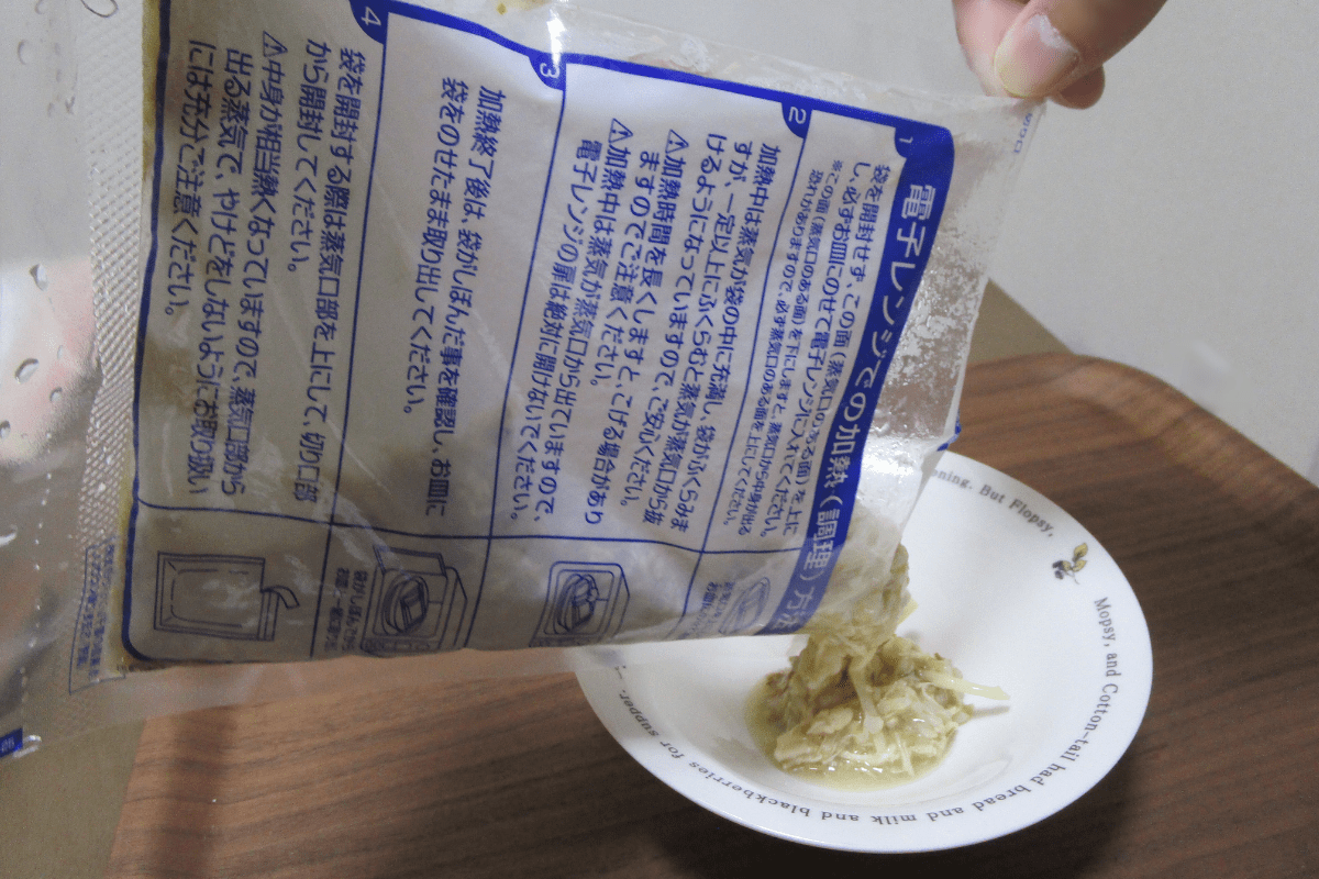 PFC Standardの冷凍リゾットを容器に移し替える様子