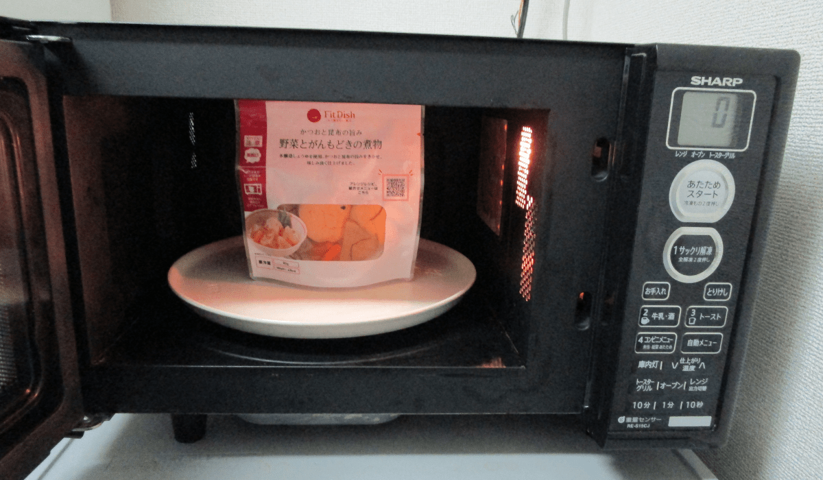 FitDish(フィットディッシュ)の商品を電子レンジで温める様子